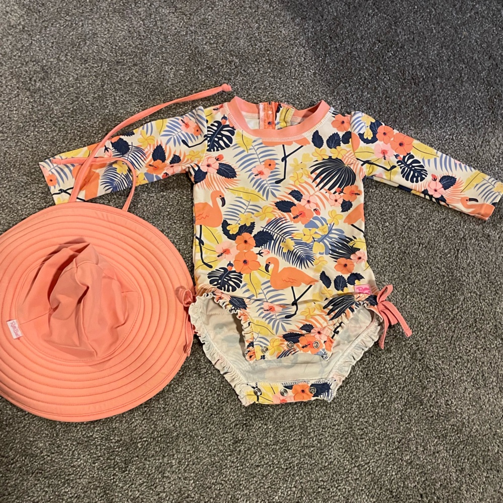 Ruffle Butts 6-12 month swimsuit with matching hat (0-12m)